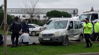 SERVİS MİNİBÜSÜ İLE SİVİL POLİS ARACI ÇARPIŞTI: 2 YARALI