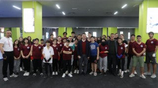 BAŞKAN ÇETİN, KİCK BOKS KURSUNDA GENÇLERLE BİR ARAYA GELDİ