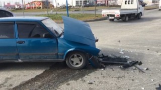 KAVŞAKTA ÇARPIŞTILAR; 1 YARALI