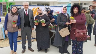 AK PARTİ, KADINLARA ÇİÇEK DAĞITTI