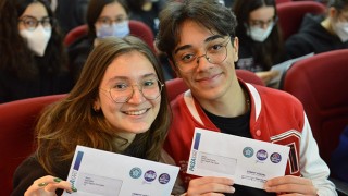 BELEDİYEDEN ÖĞRENCİLERE HEM SİMİT VE ÇAY İKRAMI HEM DE ÜCRETSİZ İNTERNET