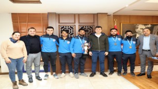 SÜPER FUTBOLCULARDAN ŞAMPİYONLUK KUPASI İLE ZİYARET