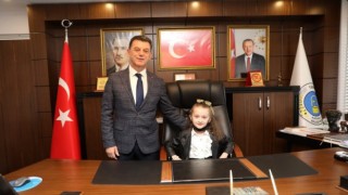 BAŞKAN ÇETİN, KOLTUĞUNU MİNİK NİSA ÖZTÜRK’E DEVRETTİ