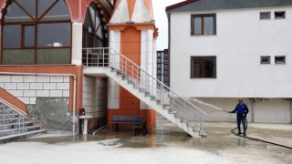 CAMİ BAHÇELERİ TEMİZLENİYOR