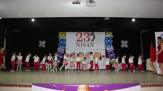 MİNİK ÖĞRENCİLER 23 NİSAN’DA DOYASIYA EĞLENDİ