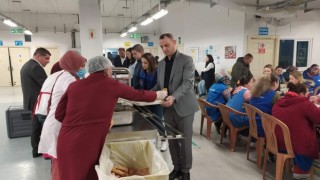 ÖZDEN İŞÇİLERLE BİRLİKTE İFTAR AÇTI