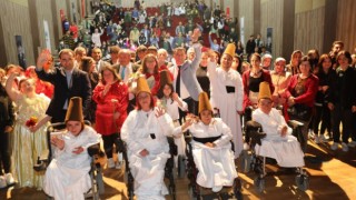 ENGELLİ BİREYLER SAHNE PERFORMANSLARIYLA BÜYÜK BEĞENİ TOPLADI