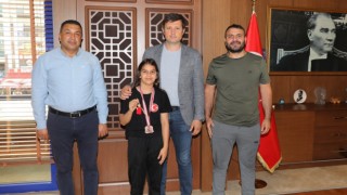 BAŞKAN AKAY BAŞARILI GÜREŞÇİYİ ALTIN İLE ÖDÜLLENDİRDİ