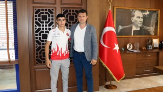 BAŞKAN AKAY BAŞARILI GÜREŞÇİYİ ALTIN İLE ÖDÜLLENDİRDİ