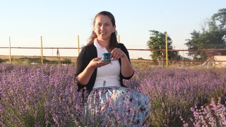 KIZILPINAR’DA TARLALAR MOR GELİNLİĞİ GİYDİ