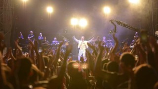 MURAT BOZ ŞARKILARINI 60 BİN KİŞİYLE BİRLİKTE SÖYLEDİ