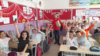 ÖĞRENCİLERE KARNE HEDİYESİ OLARAK DONDURMA DAĞITTI