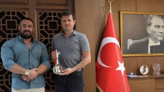 AVRUPA ŞAMPİYONU MEMİŞ, BAŞKAN AKAY’I ZİYARET ETTİ