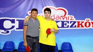 BAŞKAN AKAY İLE CANER ERGİN MASA TENİSİ MAÇI YAPTI