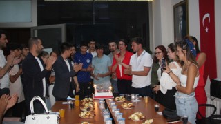 CHP 99’UNCU YILINI GENÇLERLE PASTA KESEREK KUTLADI