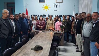 İYİ PARTİ 5. YAŞINI PASTA KESEREK KUTLADI