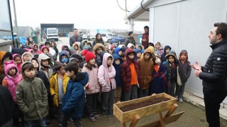 İLKOKUL ÖĞRENCİLERİ ATIK GETİRME MERKEZİNİ ZİYARET ETTİ