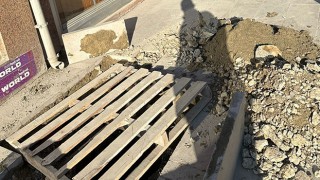 AÇIK BIRAKILAN ÇUKURLAR MAHALLELİYİ CANINDAN BEZDİRDİ