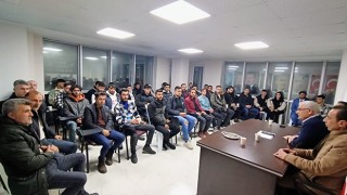 AK PARTİ'YE KATILAN GENÇLERİN ROZETLERİ TAKILDI