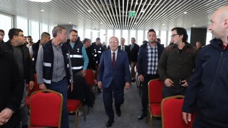 BAŞKAN ALBAYRAK, KAHRAMAN PERSONELLE KUCAKLAŞTI