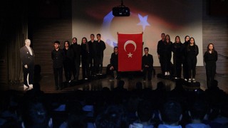 ÖĞRENCİLER AYAKTA ALKIŞLANDI