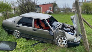 KONTROLDEN ÇIKAN ARAÇ YOL KENARINDAKİ BAHÇEYE UÇTU