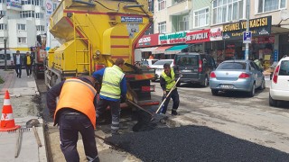 UĞUR MUMCU CADDESİ’NİN YOLLARI ONARILDI