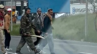 ÇERKEZKÖY’DE ELİ KILIÇLI AFGANLAR GÖRÜNTÜLENDİ
