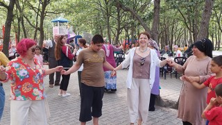 ÖZEL İNSANLAR PİKNİKTE AİLELERİYLE GÖNÜLLERİNCE EĞLENDİ