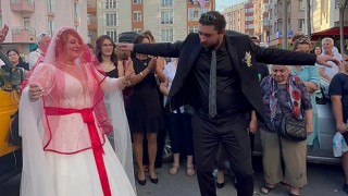 GÖRKEMLİ DÜĞÜNLE DÜNYAEVİNE GİRDİLER