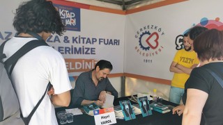 HAYRİ VAROL’UN İMZA GÜNÜNE YOĞUN KATILIM