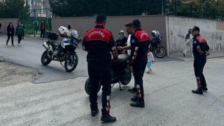 KIZILPINAR’DA JANDARMA EKİPLERİ OKUL ÖNLERİNDE DENETİM YAPTI