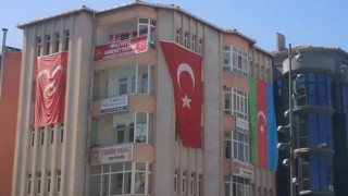 MHP, PARTİ BİNASINA AZERBAYCAN BAYRAĞI ASTI