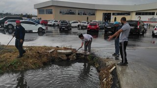 SAĞANAK YAĞIŞ HAYATI FELÇ ETTİ, VATANDAŞ KOKUYA KENDİSİ ÇÖZÜM BULDU