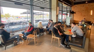 ÇERKEZKÖYLÜ GENÇLERDEN STARBUCKS’TA KAPATMA EYLEMİ