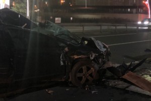 KAMYONA ÇARPAN ARAÇ HURDAYA DÖNDÜ; 4 YARALI