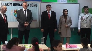 ÖĞRENCİLERE SU VE KARIŞIK KURUYEMİŞ DAĞITILDI