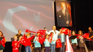 ATATÜRK’ÜN SEVDİĞİ ŞARKILARI HAKAN AYSEV ÇOSB’DE SESLENDİRDİ