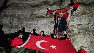 GÜNGÖRMEZ KAYALIKLARINA ATATÜRK VE TÜRK BAYRAĞI ASTILAR