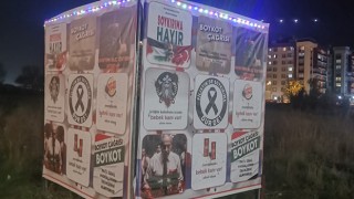 STARBUCKS’IN ÖNÜNE BOYKOT KABİNİ YERLEŞTİRDİLER