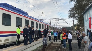 TREN İSTASYONUNDA FECİ ÖLÜM; RAYLARIN ALTINDA CAN VERDİ