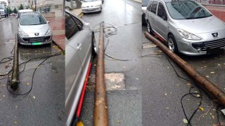 FIRTINADA YERİNDEN KOPAN DİREK, TEHLİKE OLUŞTURUYOR