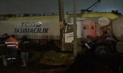ÇERKEZKÖY’DE YOLCU TRENİ İLE BETON MİKSERİ ÇARPIŞTI: 1 YARALI