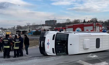 SERVİS MİNİBÜSÜ YAN YATTI 2 YARALI