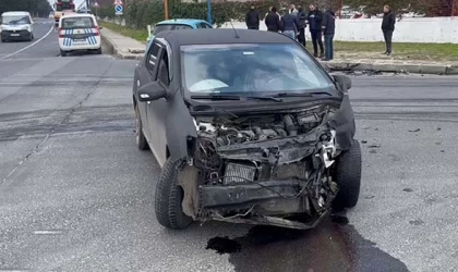 KAVŞAKTA ÇARPIŞTILAR: 2 YARALI