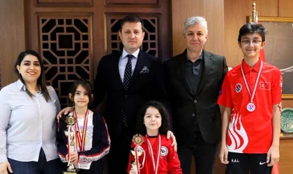 SATRANÇ USTALARINDAN AKAY’A ZİYARET