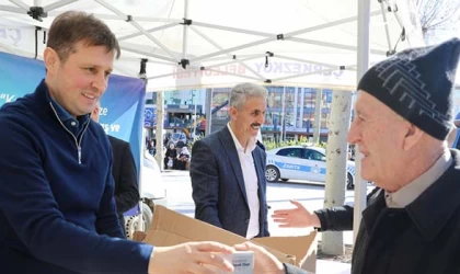 VAHAP AKAY VATANDAŞLARA KANDİL SİMİDİ DAĞITTI