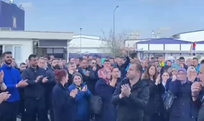 ALKIŞ VE DÜDÜKLERLE PROTESTO ETTİLER