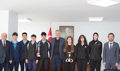 ŞAMPİYON OKUL MÜDÜRÜ VE ÖĞRENCİLERİNDEN KAYMAKAMA ZİYARET