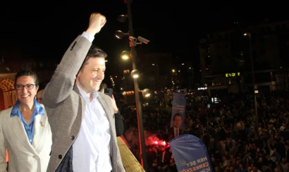 ÜÇÜNCÜ KEZ BELEDİYE BAŞKANI SEÇİLEN AKAY, MEYDANDA HALKI SELAMLADI